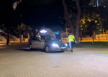 Uygulamayı görünce kaldırıma çıktı, yine kaçamadı