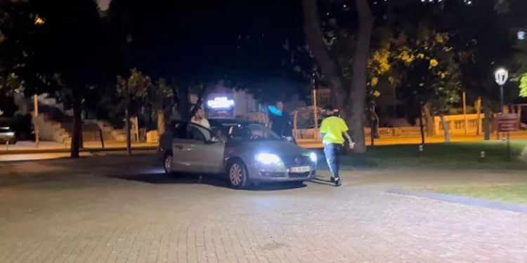 Uygulamayı görünce kaldırıma çıktı, yine kaçamadı