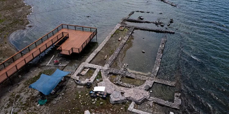 İznik’te bazilikanın çevresindeki mezarlıklar gün yüzüne çıkarılıyor