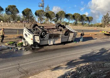 Tarım işçilerini taşıyan midibüs ters döndü: 25 yaralı