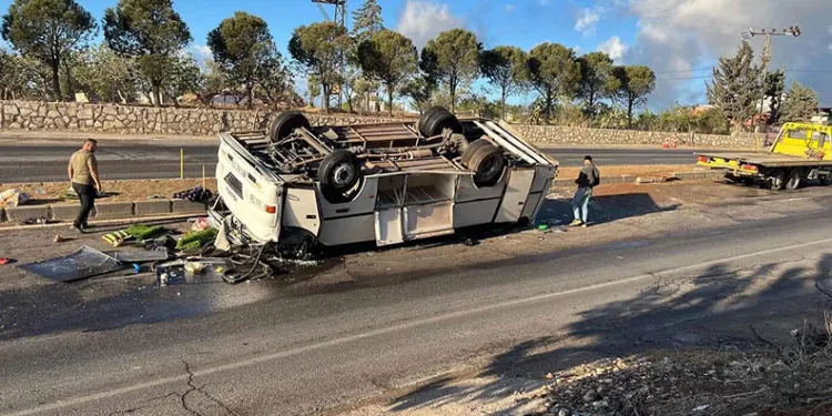 Tarım işçilerini taşıyan midibüs ters döndü: 25 yaralı