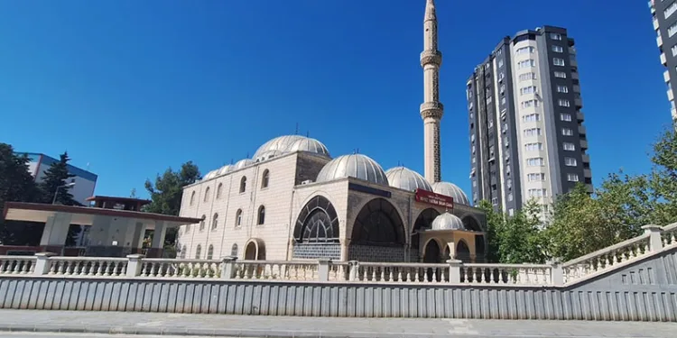 Denizde kaybolduğu iddia edilen genci arama çalışmaları 22 saattir sürüyor