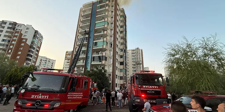 Evde yangın çıktı, yaşlı adam son anda kurtarıldı