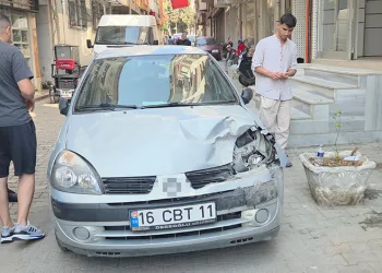 Direksiyon başında fenalaştı 4 araca çarparak durabildi