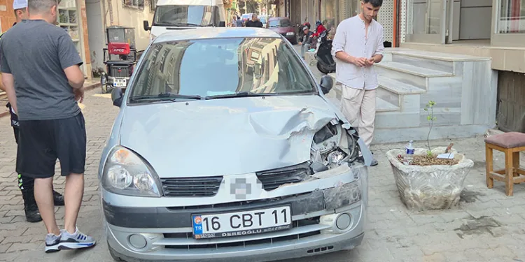 Direksiyon başında fenalaştı 4 araca çarparak durabildi