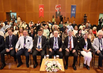 Bursa’da tarlada başlayan yangın, 2 aracı küle çevirdi
