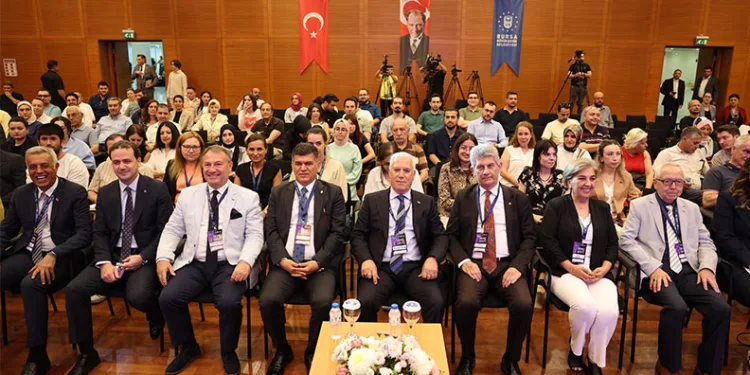 Bursa’da tarlada başlayan yangın, 2 aracı küle çevirdi