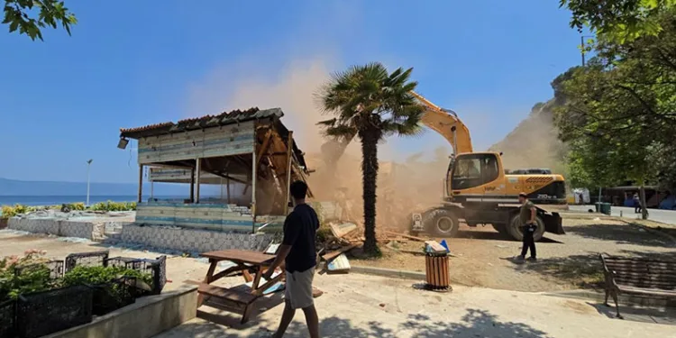 Bursa’da tarlada başlayan yangın, 2 aracı küle çevirdi