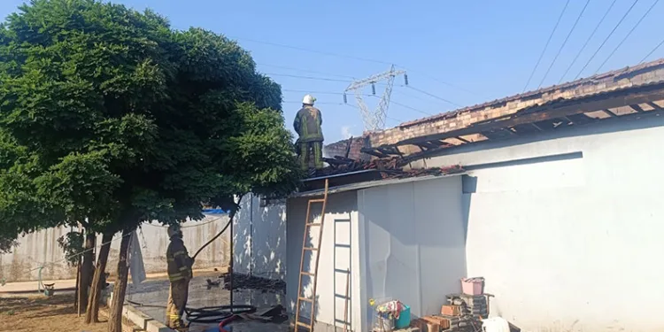 Evde yangın çıktı, yaşlı adam son anda kurtarıldı