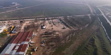 Bursa’da tarlada başlayan yangın, 2 aracı küle çevirdi