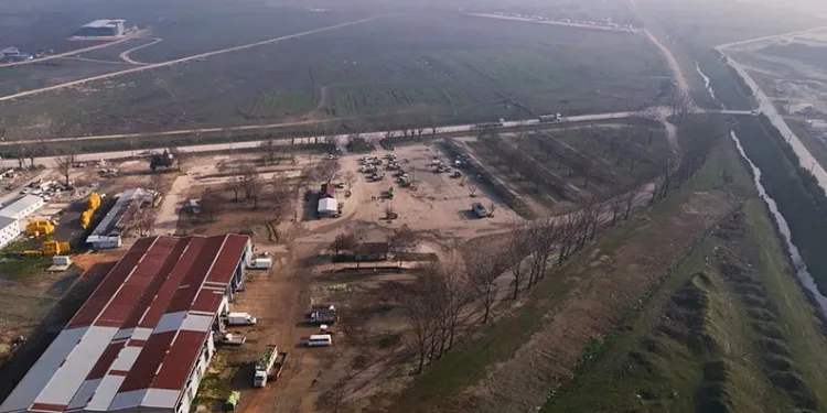 Bursa’da tarlada başlayan yangın, 2 aracı küle çevirdi