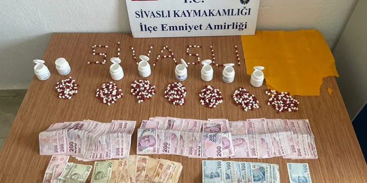 Evde yangın çıktı, yaşlı adam son anda kurtarıldı