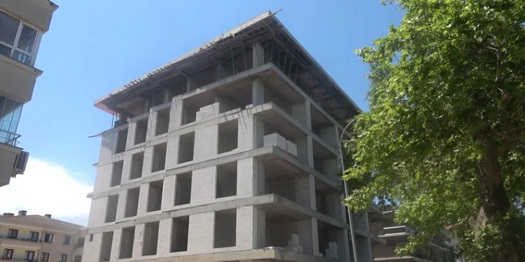 Takla atan otomobil sürücüsü hayatını kaybetti