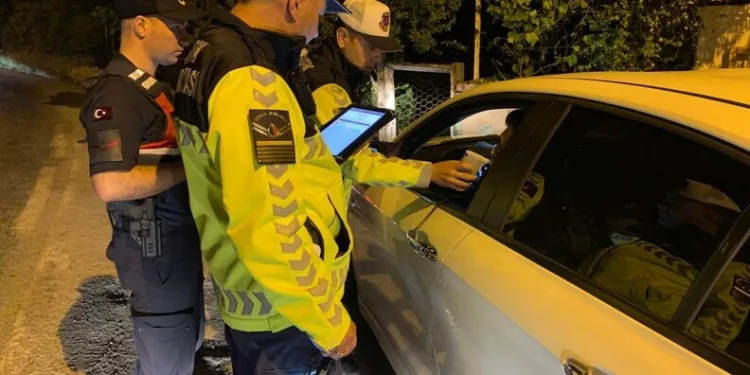 Takla atan otomobil sürücüsü hayatını kaybetti
