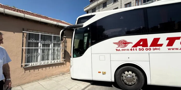 Takla atan otomobil sürücüsü hayatını kaybetti