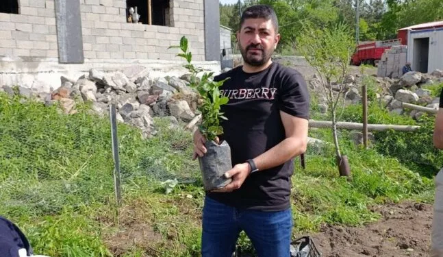 Anne leylek yavrularının başından bir an olsun ayrılmadı