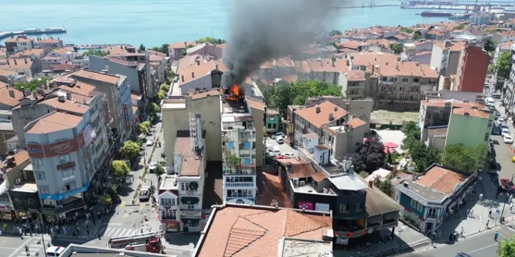 Bayrampaşa’da boşanma aşamasındaki eşinin yakınları dehşeti yaşattı