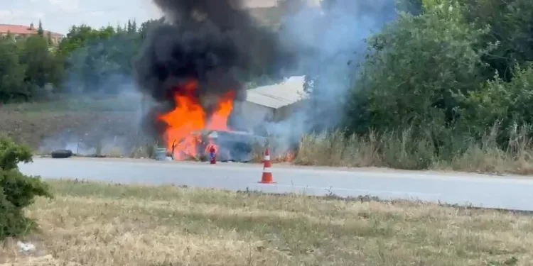 Tekirdağ’da devrilen tırdan refüje savrulan sürücü yaralandı