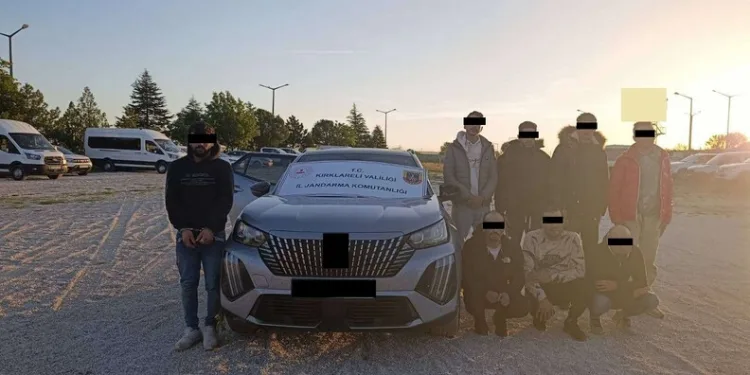 Tekirdağ’da devrilen tırdan refüje savrulan sürücü yaralandı