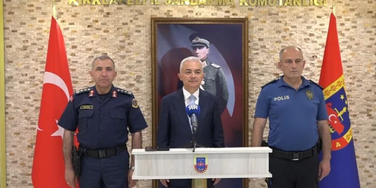 Tekirdağ’da devrilen tırdan refüje savrulan sürücü yaralandı