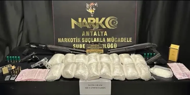 Tekirdağ’da devrilen tırdan refüje savrulan sürücü yaralandı