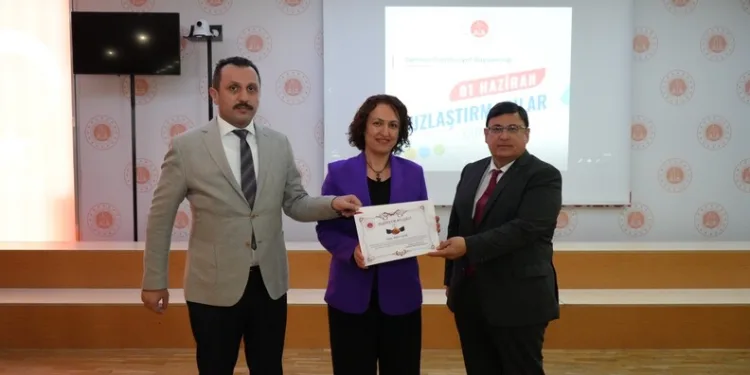 Tekirdağ’da devrilen tırdan refüje savrulan sürücü yaralandı