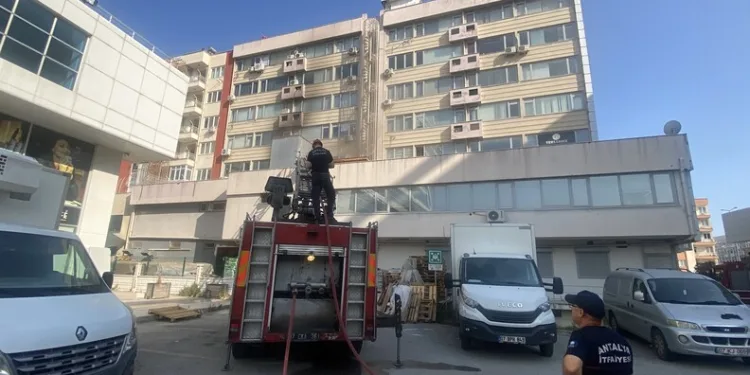 Caddede başından vuruldu, hastanede hayatını kaybetti
