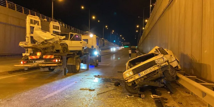 Konya’da karşı şeride geçen otomobil 2 araca çarptı: 6 yaralı