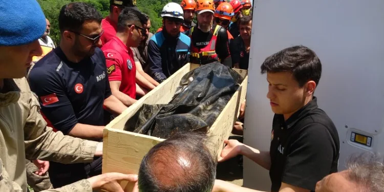 Konya’da karşı şeride geçen otomobil 2 araca çarptı: 6 yaralı