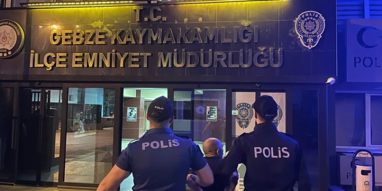 Konya’da karşı şeride geçen otomobil 2 araca çarptı: 6 yaralı