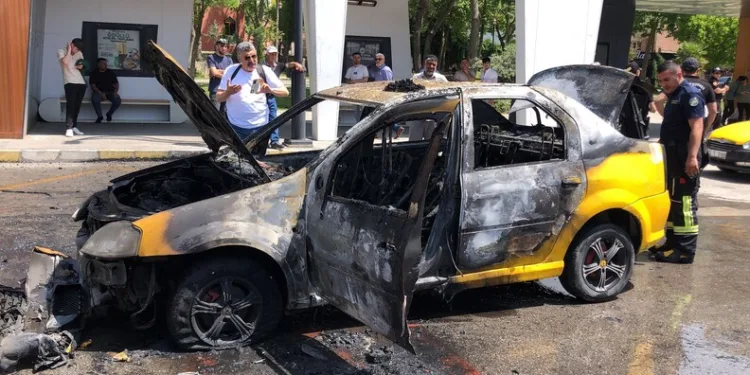 Konya’da karşı şeride geçen otomobil 2 araca çarptı: 6 yaralı