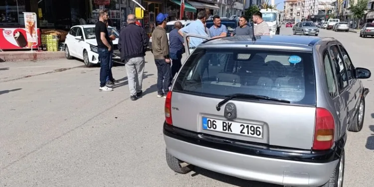 Konya’da karşı şeride geçen otomobil 2 araca çarptı: 6 yaralı