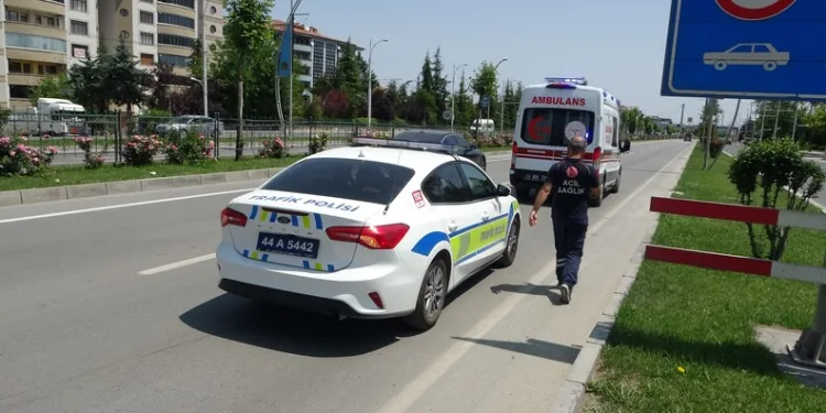 Konya’da karşı şeride geçen otomobil 2 araca çarptı: 6 yaralı