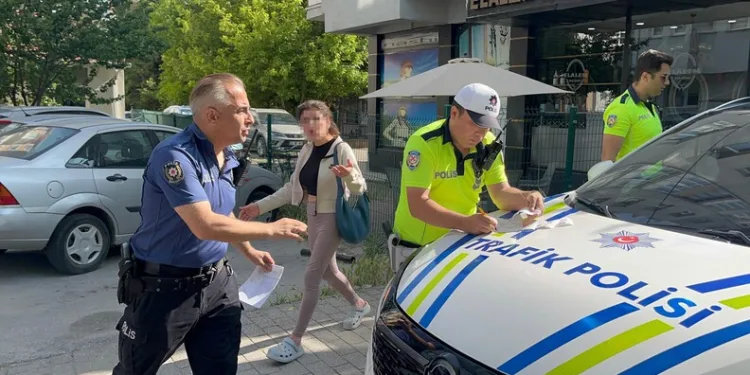 Sabah saatlerinde alkollü kadın sürücünün kullandığı araç tatlıcı dükkânına daldı, faciadan dönüldü