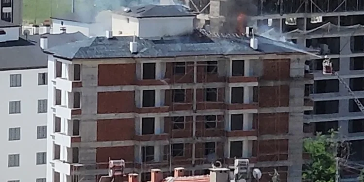 Sabah saatlerinde alkollü kadın sürücünün kullandığı araç tatlıcı dükkânına daldı, faciadan dönüldü