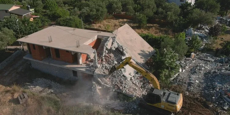 Sabah saatlerinde alkollü kadın sürücünün kullandığı araç tatlıcı dükkânına daldı, faciadan dönüldü