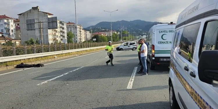Sabah saatlerinde alkollü kadın sürücünün kullandığı araç tatlıcı dükkânına daldı, faciadan dönüldü