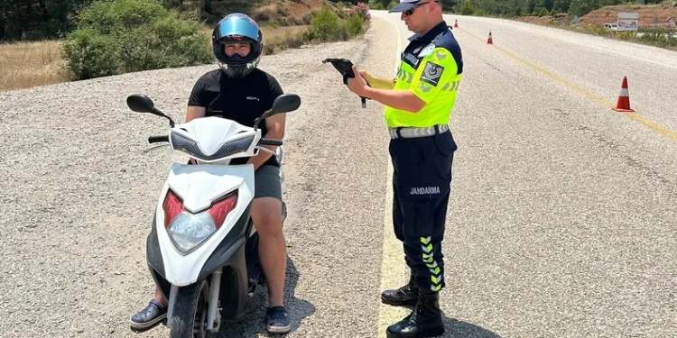 Sabah saatlerinde alkollü kadın sürücünün kullandığı araç tatlıcı dükkânına daldı, faciadan dönüldü