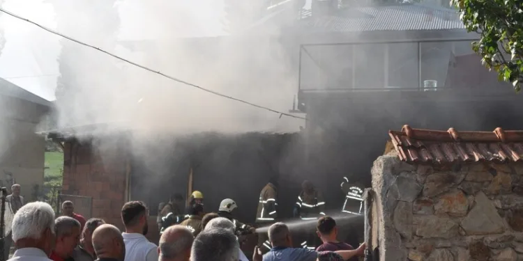 Sabah saatlerinde alkollü kadın sürücünün kullandığı araç tatlıcı dükkânına daldı, faciadan dönüldü