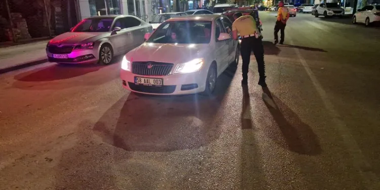 Siirt’te 6 yaşındaki çocuk 5’inci kattan arabanın üstüne böyle düştü