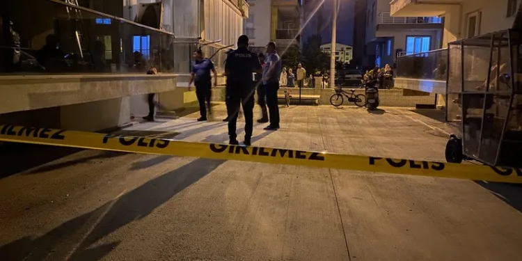 Siirt’te 6 yaşındaki çocuk 5’inci kattan arabanın üstüne böyle düştü