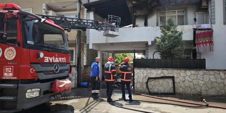 Siirt’te 6 yaşındaki çocuk 5’inci kattan arabanın üstüne böyle düştü