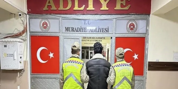 Siirt’te 6 yaşındaki çocuk 5’inci kattan arabanın üstüne böyle düştü