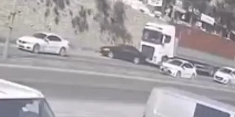 Siirt’te 6 yaşındaki çocuk 5’inci kattan arabanın üstüne böyle düştü