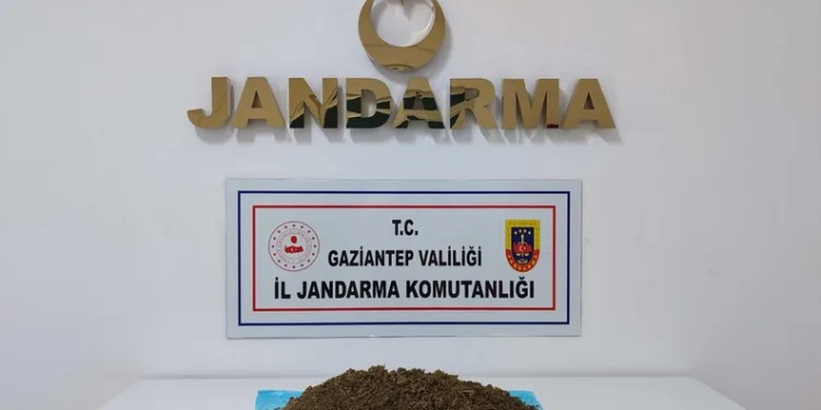 Siirt’te 6 yaşındaki çocuk 5’inci kattan arabanın üstüne böyle düştü