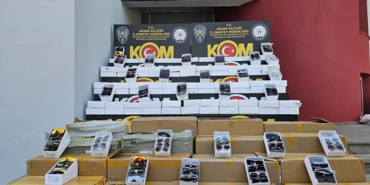 Adana’da 14 milyonluk kaçak güneş gözlüğü ve telefon ele geçirildi