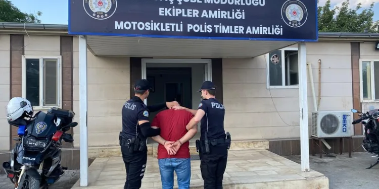 Adana’da 14 milyonluk kaçak güneş gözlüğü ve telefon ele geçirildi