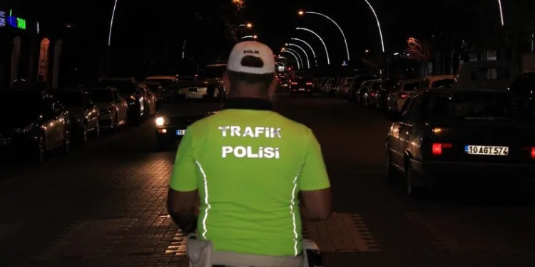 Adana’da 14 milyonluk kaçak güneş gözlüğü ve telefon ele geçirildi