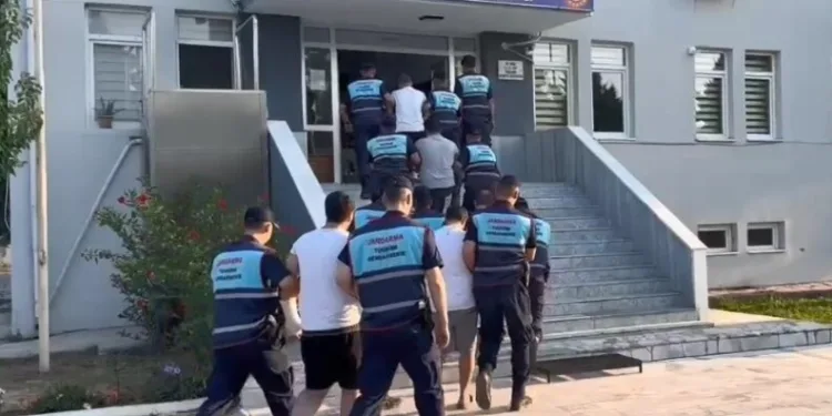 Adana’da 14 milyonluk kaçak güneş gözlüğü ve telefon ele geçirildi