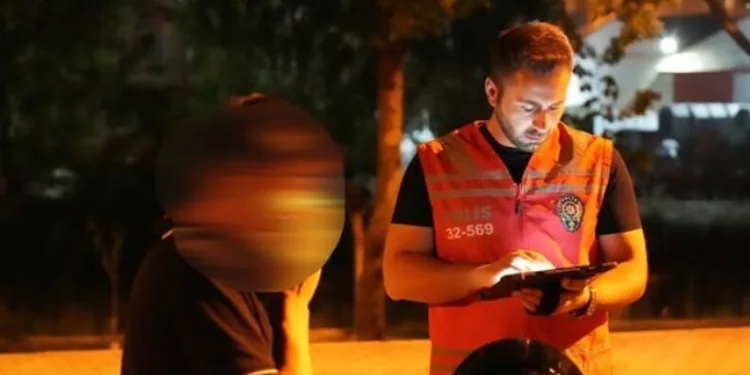 Adana’da 14 milyonluk kaçak güneş gözlüğü ve telefon ele geçirildi